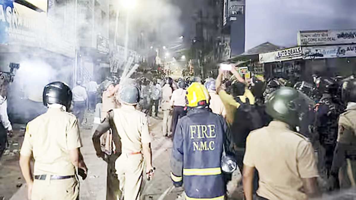 नागपुर हिंसा : पुलिस ने कानून व्यवस्था बनाए रखने की अपील करते हुए 10 इलाकों में कर्फ्यू लगाया